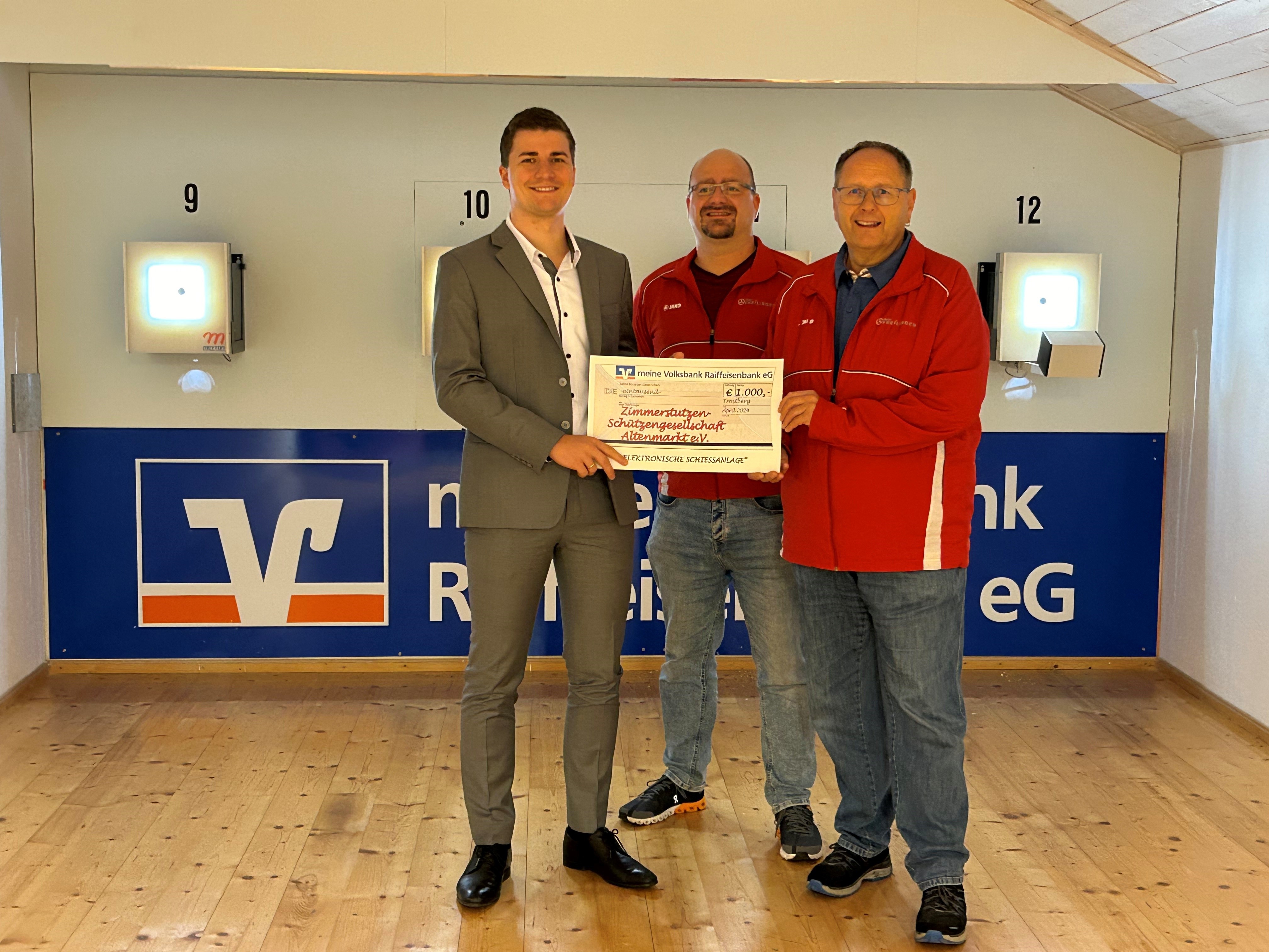 Spendenuebergabe-VR-Bank-Foto-1